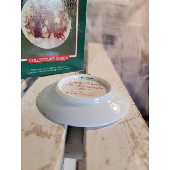 Hallmark collectors plate light shines at Christma - Picture 3 of 4